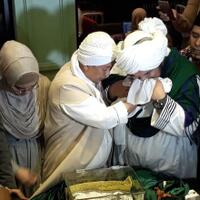 opick-tak-menyangka-terpilih-jadi--pemegang--rambut-rasulullah-saw