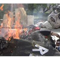 majikan-pembunuh-tki-adelina-sau-divonis-bebas-replika-patung-pm-malaysia-dibakar