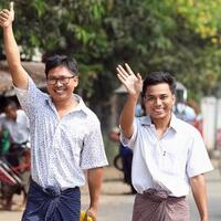 dua-wartawan-reuters-yang-dipenjara-di-myanmar-dibebaskan