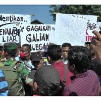 demo-tolak-galian-c-di-kendal-memanas-warga-dan-petugas-saling-dorong