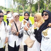 berduka-atas-petugas-kpps-yang-gugur-massa-gerak-gunakan-pita-kuning