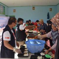 korban-banjir-bengkulu-nikmati-hidangan-humanity-food-truck-act