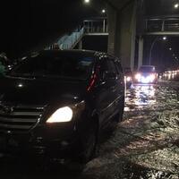 jl-swadarma-raya-banjir-kebayoran-lama-arah-ciledug-macet-parah