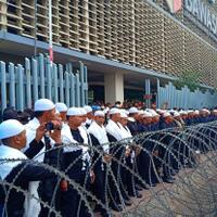 pengunjuk-rasa-bereaksi-saat-polisi-berpeci-ikut-berjaga-di-depan-bawaslu