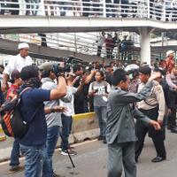 dua-kubu-saling-ejek-aksi-unjuk-rasa-di-bawaslu-nyaris-ricuh