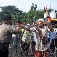 sentuh-kawat-berduri-saat-amankan-demo-tangan-kapolretabes-berdarah
