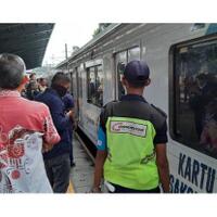 commuter-line-depok-jakarta-kota-awal-berjalan-selalu-mengerem-bikin-penumpang-panik