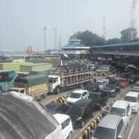 saat-arus-mudik-di-pelabuhan-merak-truk-dialihkan-nyeberang-dari-priuk