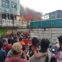 api-membara-di-pemukiman-warga-kampung-bandan-belakang-wtc-mangga-dua