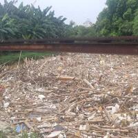 sampah-bambu-yang-lebih-besar-kembali-sumbat-bendung-koja