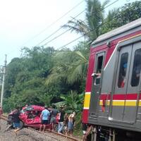 disambar-krl-di-perlintasan-ka-empat-penumpang-taksi-online-tewas