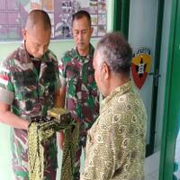 terharu-rumah-dibedah-tni-warga-ntt-serahkan-senpi-dan-bahan-peledak
