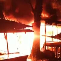 subuh-membara-di-kota-bengkulu-puluhan-kios-pasar-minggu-jadi-abu