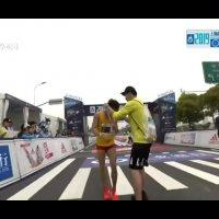 pelari-china-berhasil-finis-pertama-meski-harus-lari-dengan-kondisi-mencret-di-celana