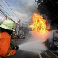 polisi-masih-selidiki-penyebab-mobil-carry-terbakar-dekat-masjid-istiqlal