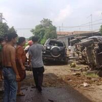 kereta-api-jurusan-merak-rangkas-tabrak-mobil-pikap-sopir-luka-luka