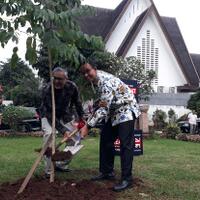anies-baswedan-dan-dubes-inggris-tanam-pohon-spathodea-di-museum-proklamasi