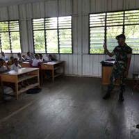 minim-guru-yonif-755-kostrad-bantu-mengajar-di-pedalaman-papua