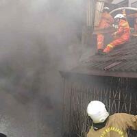 diduga-microwave-korsleting-rumah-di-petojo-dilalap-si-jago-merah