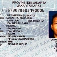 hanya-menunduk-ini-potret-pengancam-jokowi-saat-tiba-di-polda