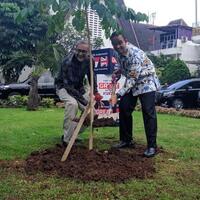 peringati-70-tahun-bilateral-anies-dubes-inggris-tanam-pohon-bersama