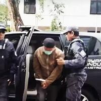 hanya-menunduk-ini-potret-pengancam-jokowi-saat-tiba-di-polda