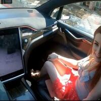 bintang-porno-membuat-film-di-mobil-tesla-jalan-dengan-autopilot