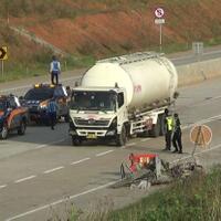 travel-tabrak-truk-di-tol-batang-semarang-satu-penumpang-tewas-dan-dua-kritis