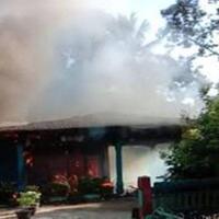 ditinggal-pergi-rumah-anak-kades-ludes-terbakar
