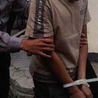 modus-antar-paket-pria-ini-masturbasi-sambil-intip-penghuni-kost-di-depok