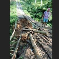 aktivitas-warga-langkaplancar-terhambat-akibat-jembatan-ambruk