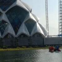 kerahkan-penyelam-tim-sar-cari-pemuda-tenggelam-di-danau-masjid-al-jabbar