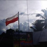 bendera-merah-putih-dibiarkan-berkibar-terbalik-di-kantor-desa-peradun-temeras-jambi