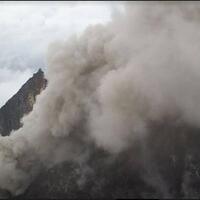 gunung-merapi-kembali-muntahkan-awan-panas-sejauh-12-km