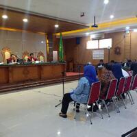 minta-dihukum-ringan-neneng-hasanah-nangis-saat-baca-pledoi