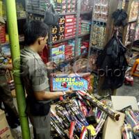 mulai-marak-satpol-pp-dki-incar-pedagang-petasan-disejumlah-lokasi