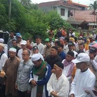 ada-vog-di-barisan-depan-gan-demo-kpu-sumatera-barat-massa-gelar-salat-gaib