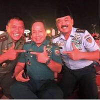 viral-foto-pose-jempol-panglima-tni-bersama-kapolri-dan-koalisi-01