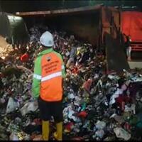 truk-sampah-dki-terguling-di-bantargebang-polisi-baunya-kemana-mana