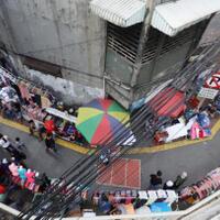 pkl-tanah-abang-kembali-berjualan-di-trotoar