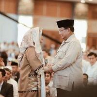 pegangan-tangan-foto-prabowo-dan-neno-warisman-ini-jadi-meme-kocak