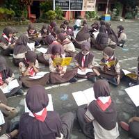 ratusan-murid-berzikir-selama-bulan-ramadhan-di-halaman-sekolah-sebelum-kbm