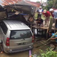 mobil-avanza-seret-motor-dan-tabrak-rumah-hingga-hancur