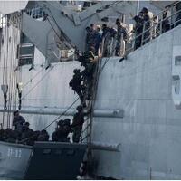 prajurit-marinir-mantapkan-latihan-operasi-amfibi-di-situbondo