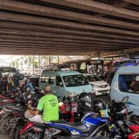 trotoar-untuk-pejalan-kaki-di-tanah-abang-kini-jadi-lahan-parkir-tarifnya-rp-10000