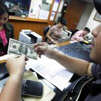 sepanjang-hari-ini-rupiah-nyaris-tidak-bergerak-di-rp14450-usd