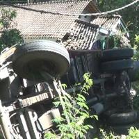 tidak-kuat-menanjak-truk-terguling-dan-menimpa-rumah-warga