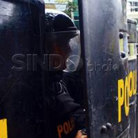 memaksa-masuk-bawaslu-massa-dan-polisi-terlibat-aksi-saling-dorong