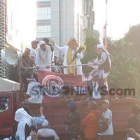 demo-di-bawaslu-neno-warisman-bakar-semangat-emak-emak-untuk-bertahan