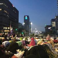 massa-pendukung-prabowo-gelar-salat-isya-dan-tarawih-di-jalan-mh-thamrin